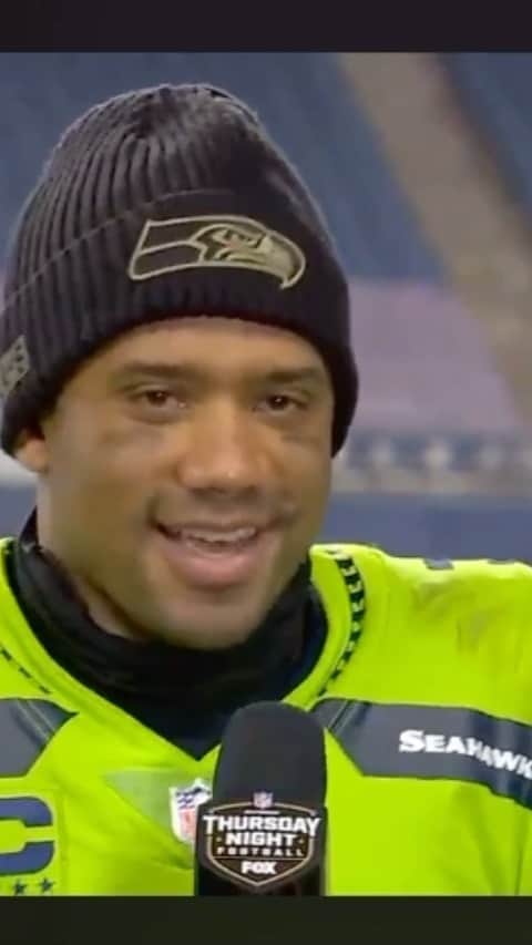 エリン・アンドリューズのインスタグラム：「@dangerusswilson was all smiles after the @seahawks victory over the @azcardinals on #TNF • @nflonfox @aritzia」