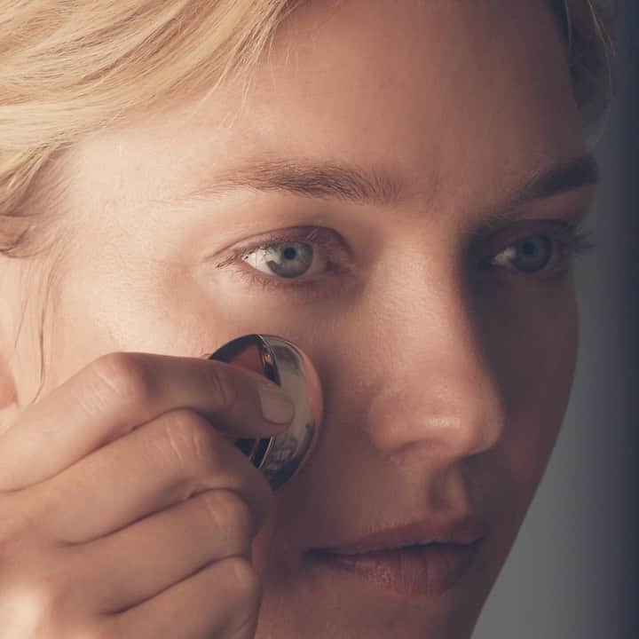 ドゥラメールのインスタグラム：「The power of time at your fingertips. Reach for the moon-inspired applicator to infuse skin with a silken transformation of healing hydration and prepare it for the reparative oasis of nightly renewal. #GenaissancedelaMer」