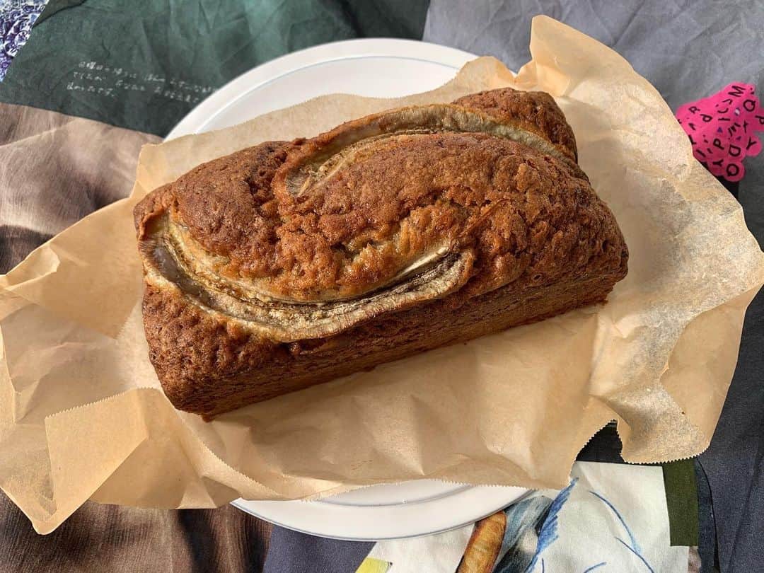 kikkoのインスタグラム：「banana cake🍌  その後のアトリエですが、来週に電気工事が入りますので、12月からレッスン開催できそうです🎄 おうちのアイシングクッキー作りましょう〜。  2月からお休みしていたので、、、😭😭😭﻿ とっても、お久しぶりになりますね。﻿ コロナ禍での初スタートとなりますので、﻿ 以前のように大人数ではなく、2.3人体制で、開催します。﻿ アトリエも小さいの。﻿ 今回は、こちらから、日にちは、決めません✨﻿ お気軽スタイルで、開催してみます。﻿ ﻿ 水、木は、お休み頂戴してますので、その曜日以外で、お願いします🙇‍♀️﻿ 時間は、設定してみましたが、変更も可能です。﻿ ○午前11時〜13時﻿ ○午後14時〜16時﻿ ﻿ 皆さまのお好きな日にち、お時間に対応してのレッスンを。。。﻿ レッスンは、2時間です。﻿ 2名さま〜のレッスン開催になります。 例) 12/8火曜午前、12日土曜午後、20日金曜午前﻿ のどれか希望。﻿ ↑﻿ こんな感じで、👌です。﻿ ﻿ お一人さまの場合、お一人さまの方と合わせてレッスンできたら良い感じかと。。なので、気にしないで、ご連絡下さい。﻿ ﻿ 初の試みなので、上手くできるかわからないですが、﻿ とりあえず、今回は、このような感じで‼️﻿ お待ちしてます💁‍♀️﻿ ﻿ ご希望のお日にちお時間を、何パターンか、書いてご連絡ください。﻿ InstagramDMまたはcafe.luck.sweets@gmail.comに、ご連絡お待ちしてます🐈 どうぞ宜しくお願い致します。」
