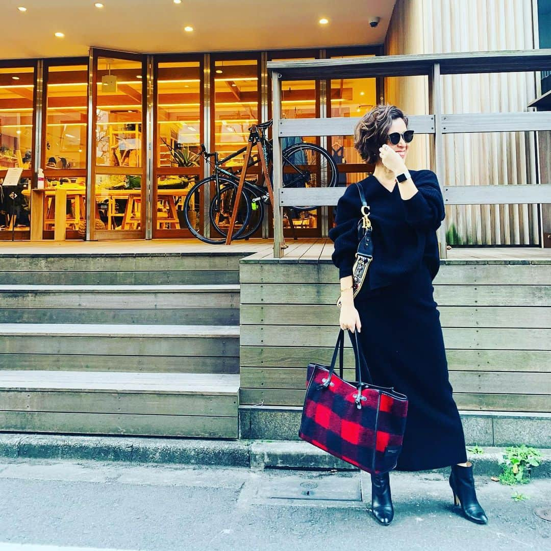 大草直子さんのインスタグラム写真 - (大草直子Instagram)「ほぼ毎日ニットアップ。暖かくて軽くて、朝即コーディネートが完成して。以前 @newoman.yokohama の @apstudio.jp で買った、中リブの上下。わああああい！　三連休だ♡昼寝したり、飲んだり。猫を撫でたり、マヤと喧嘩したりして過ごそう。夜は子供たちと焼肉かな！　みなさま、素敵な三連休を！ @amarc_official  #apstudio  #newoman横浜  #giannichiarini  #dior #manoloblahnik  #はっきり言いますが #7時に子供たちを送り出し #２度寝しました #今もぐずぐずとベッドに #このぐずぐずが好き」11月21日 11時03分 - naokookusa