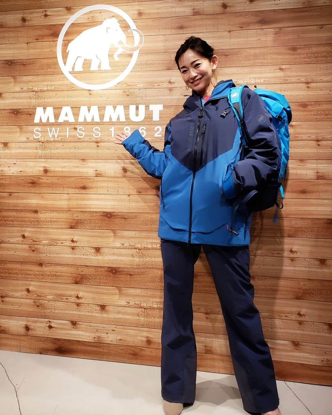 佐藤純さんのインスタグラム写真 - (佐藤純Instagram)「150年以上の歴史をもつスイスのブランド🇨🇭  MAMMUT のショールームへ行ってきました😊  @mammut_japan  私もキャンプや登山など、ウェアやリュックで愛用しているマムート💕  マンモスマークが可愛いよね😊  今回は、スキーウェアを🎿  今シーズンはこのスキーウェアでたくさん行けるといいな⛄  #mammut #マムート #アウトドアブランド #アウトドアファッション #スキーウェア #ski #ママ #ママモデル #モデル #mama #mamamodel #model」11月21日 11時09分 - junsatoidea