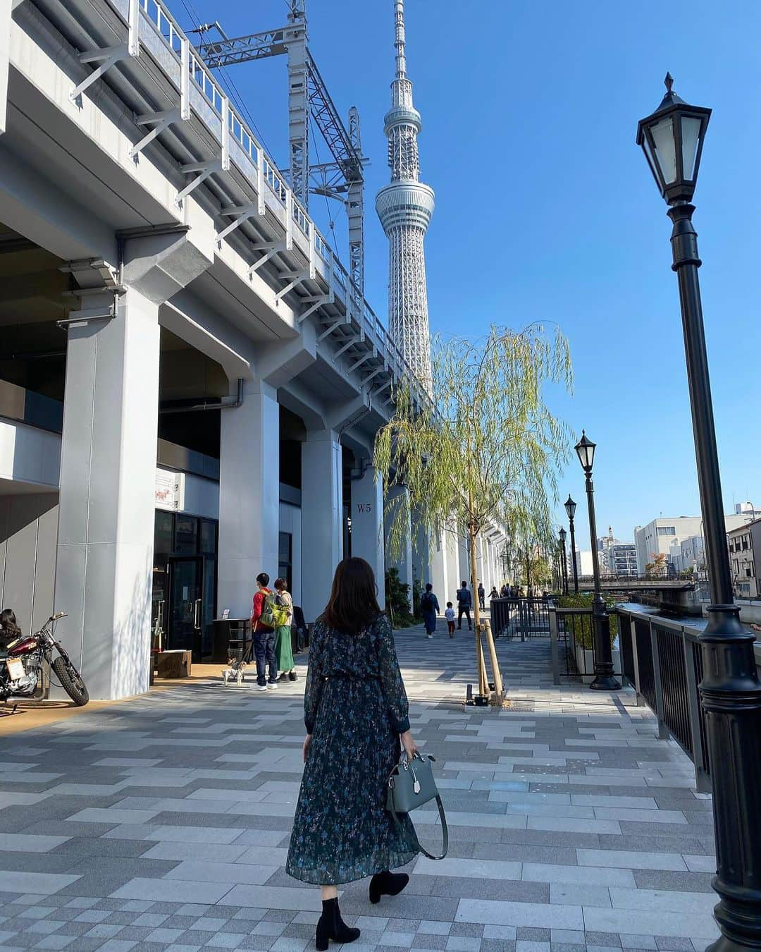 鹿野未涼のインスタグラム：「. 今日も鹿児島は秋晴れですね☀️ 風が少し冷たくなりましたが このぐらいの時期が好きです🍂  先日の東京も 日中は上着いらずの暖かさで とても過ごしやすかったです☺️ スカイツリーも青空に映えてますね。  皆さま、 素敵な三連休をお過ごし下さい✨  #先日の写真 #三連休はお仕事です #東京旅行  #東京 #スカイツリー #東京ミズマチ #すみだリバーウォーク #tokyo #skytree」