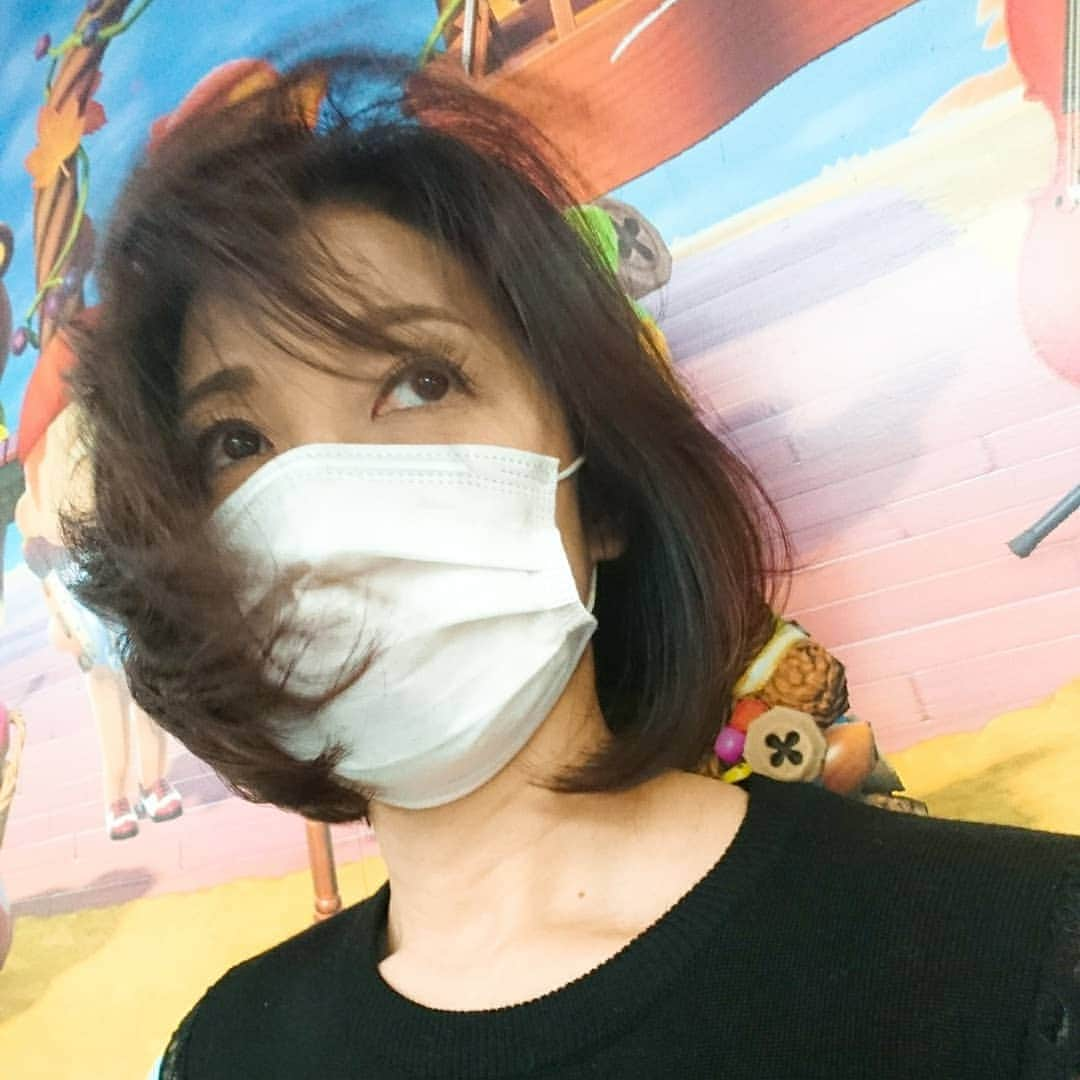 中田有紀さんのインスタグラム写真 - (中田有紀Instagram)「1、久しぶりに髪を切った！💇 2、途中経過。肩につくぐらい。 3、最終的にもうちょい短くなりました。 せっかくキレイにしてもらったのに帰りは強風で乱れまくり🍃🤣💦 #美容院 #髪切りました #ボブ #軽くなった」11月21日 11時12分 - akinakada0508