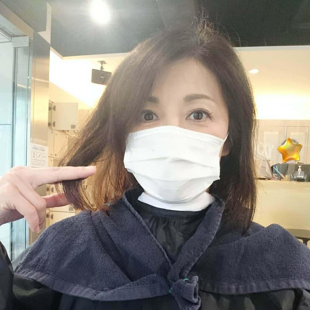 中田有紀さんのインスタグラム写真 - (中田有紀Instagram)「1、久しぶりに髪を切った！💇 2、途中経過。肩につくぐらい。 3、最終的にもうちょい短くなりました。 せっかくキレイにしてもらったのに帰りは強風で乱れまくり🍃🤣💦 #美容院 #髪切りました #ボブ #軽くなった」11月21日 11時12分 - akinakada0508