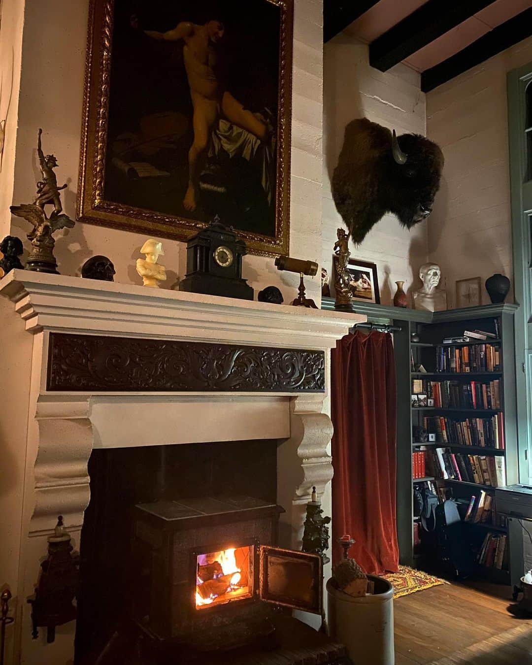 稲木ジョージのインスタグラム：「Love the sound of burning wood 🪵🔥  焚き火の音って、癒される😌」