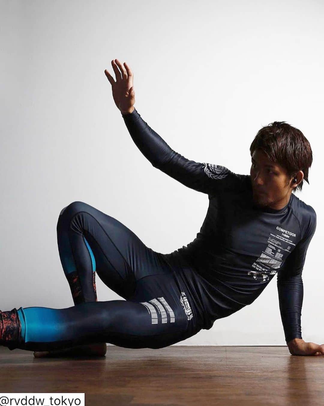 岡田遼さんのインスタグラム写真 - (岡田遼Instagram)「JIU-JITSU MOVE from: @rvddw_tokyo @reversal_harajuku  photo by @bbjdc  POSSIBILITY RASH GUARD POSSIBILITY LONG SPATS #spats #leggings #rashguard #black #possibility #rvddw #tokyo #japan #apparel #sports #brand #workout #activewear #gymwear #martialarts #mma #jiujitsu #karate #kickboxing #grappling #wrestling #rugby #running」11月21日 11時24分 - ryookada14
