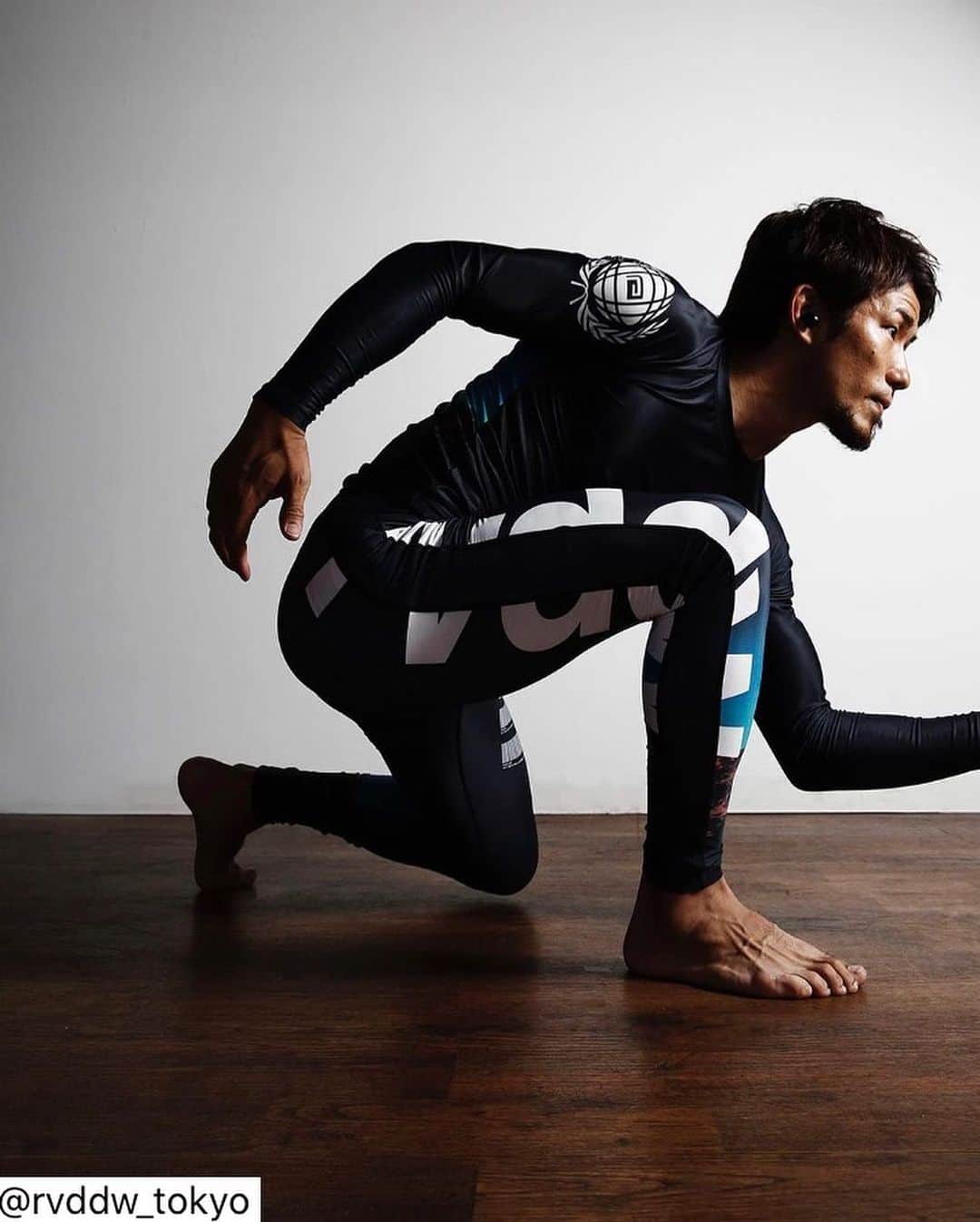 岡田遼さんのインスタグラム写真 - (岡田遼Instagram)「JIU-JITSU MOVE from: @rvddw_tokyo @reversal_harajuku  photo by @bbjdc  POSSIBILITY RASH GUARD POSSIBILITY LONG SPATS #spats #leggings #rashguard #black #possibility #rvddw #tokyo #japan #apparel #sports #brand #workout #activewear #gymwear #martialarts #mma #jiujitsu #karate #kickboxing #grappling #wrestling #rugby #running」11月21日 11時24分 - ryookada14