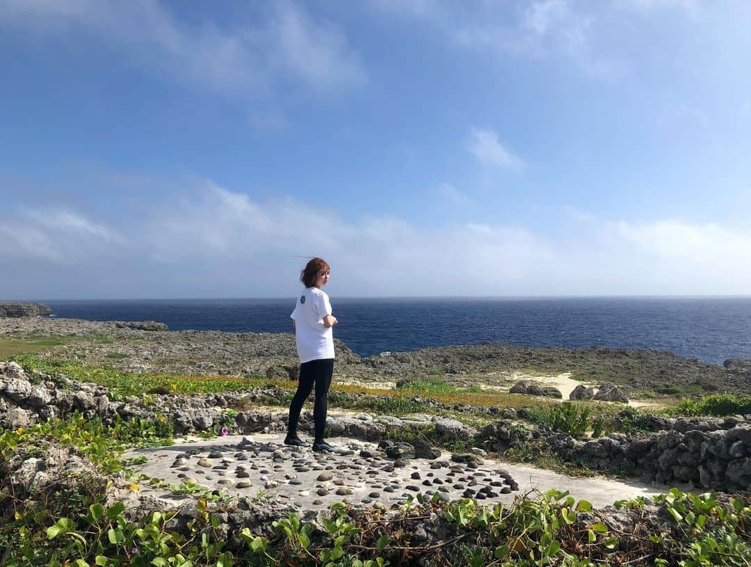 咲良菜緒さんのインスタグラム写真 - (咲良菜緒Instagram)「🗾Day4🚲  波照間島。有人島の日本最南端なんだってー この海の先にもう日本はないと思うと不思議⛱  こちらもサイクリングで楽しんでました🚲  #okinawa #hateruma  #haterumaisland #波照間島　#日本最南端　#日本最南端平和の碑 #cycling」11月21日 11時20分 - nao_sakura_official