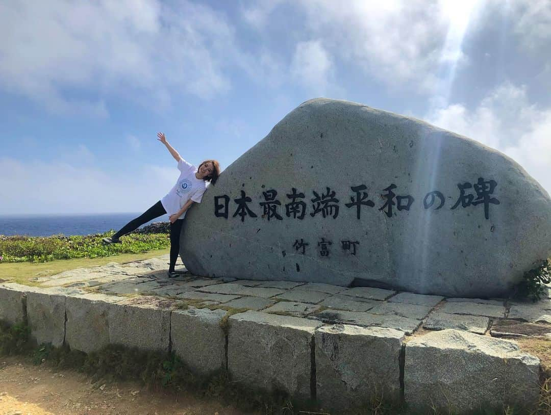 咲良菜緒さんのインスタグラム写真 - (咲良菜緒Instagram)「🗾Day4🚲  波照間島。有人島の日本最南端なんだってー この海の先にもう日本はないと思うと不思議⛱  こちらもサイクリングで楽しんでました🚲  #okinawa #hateruma  #haterumaisland #波照間島　#日本最南端　#日本最南端平和の碑 #cycling」11月21日 11時20分 - nao_sakura_official