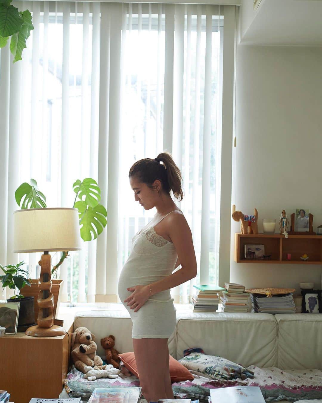 花盛友里のインスタグラム：「美しすぎる妊婦さまー♡  ほんと可愛かったー！ 大切なマタニティ撮影を依頼してくれる喜び♡しかもわたしが作った下着買って着てくれてた、しあわせ、、、♡」
