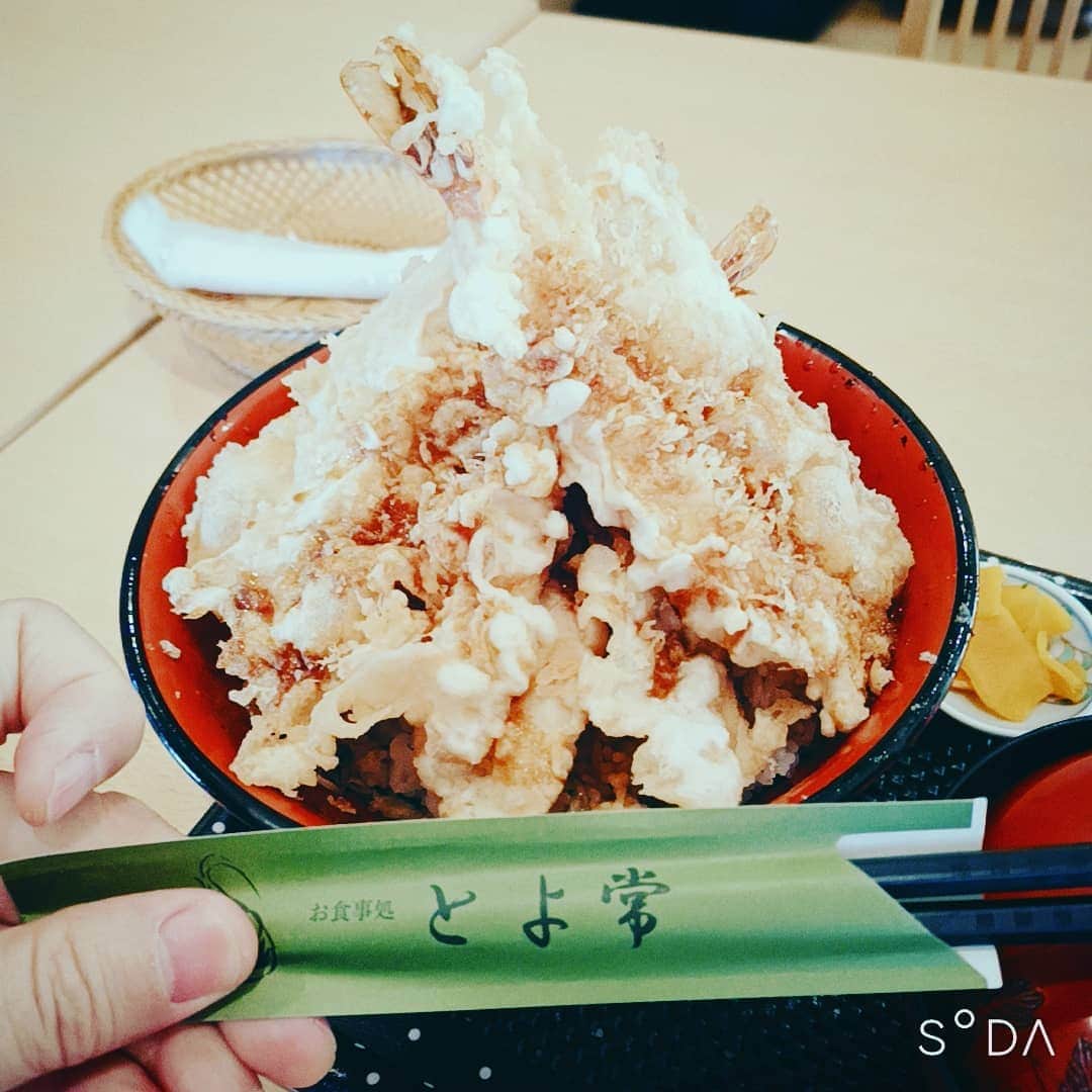 のインスタグラム：「。 朝ごはん我慢して、やっと 来れたよ。美味かったよー  とよ常の天丼ヾ(⌒(ﾉ-ω-)ﾉ  午後から踏ん張れるよ！！ ～人生遊歩道～」
