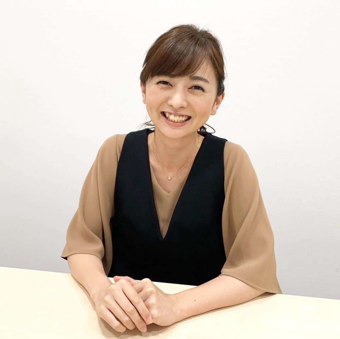読売テレビアナウンス部のインスタグラム：「#他己紹介リレー  #中谷しのぶ アナウンサーを 最年長 #牧野誠三 が紹介します。  彼女は、私自身の娘と同い年。 しかも、ピアノを弾くことまで同じ。 新人研修期間はまるで 娘に教えているような一年でもありました。 当時、中谷さんは、 「もの静か」、「細身」、 「声の線が細い」、「まじめ」。 「細身」は今も変わりありませんが・・・。  発声練習では声に太さを作る所までできず、 心配で、「まだまだ！」、「もう少し鍛えてから」、と 過保護三昧。  教える者として、本当に申し訳なく思っています。  ただ、新人時代から、 「強い自分自身」を持つ人でした。 それはいまも。  そうこうするうち、 tenのサブキャスターに早々に就き、スタジオ現場。 さらに、メインキャスターの突然の交代も。 きっと悩んだでしょうし孤独だったはず。  いまや、本番の準備の姿を見かけるに、 「すごい集中力！」です。  周りの雑音、喧噪にも微動だにせず、準備に向かう。 一方で、 報道番組以外での中谷さんの笑顔は「 #ひまわり」。 女子アナ向上委員会では、 はじけ過ぎそうなドキドキも、 しかしそれが中谷アナウンサーの魅力です。  真剣な目線で世の中をとらえ、 一方で「しなやかさ」「芯の強さ」「洒落が効く人」  今、若手の女子アナウンサーに 「強い背中」を見せながら走り続けています。 「弱音を吐かない」「芯の強い人」そんな印象です。  私のPCの中には、 中谷さんの大学4年生最後の、 ソロリサイタルのパンフレット画像が 大切に保管されています。 それは見せると怒るやろうなぁ（笑）。 私の会社人生の最終勤務が終わるまで1年半。  それまでに一度、さしでビール飲みたいなぁ。  #アナウンサー #ytv #関西 #かんさい情報ネットten. #夕方 #ニュース #生放送 #大阪 #兵庫 #奈良 #和歌山 #京都 #滋賀」