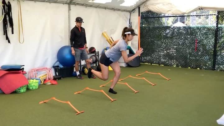 柴原瑛菜のインスタグラム：「⭐️I’ve been away from social media this off season, but I’ve been hard at work leveling up on my stability and footwork so I can be more efficient and explosive on court💪 🙏Thank you @nexgen_newportbeach for all of the training while I was at home, I’ve learned so much and can’t wait to continue working hard going into my preseason in Japan🇯🇵  • 今年のオフシーズン中はもっとフットワークを良くなるように集中しました。ちゃんと良いバランスをとりながらコートで早い動きが出来るようにしています。このまま日本でのプレシーズンでもフットワークを頑張りたいと思います💪 • #athlete #sports #professional #tennis #player #enashibahara #motivation #inspiration #fitness #ellesse #ellessejapan #yonex #wta #2020   #柴原瑛菜 #選手 #プロ #テニス #スポーツ #エレッセ #フィットネス」