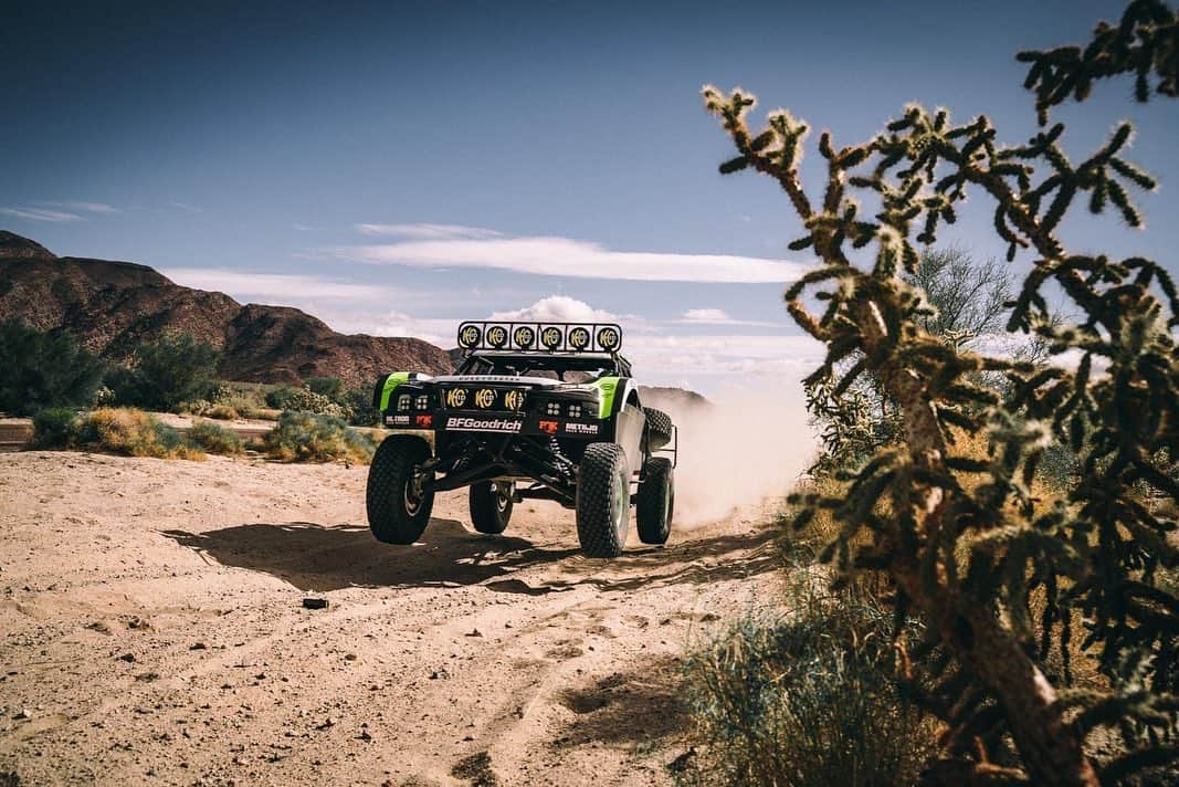 ジェンソン・バトンさんのインスタグラム写真 - (ジェンソン・バトンInstagram)「Good luck to everyone taking part in the Baja1000 today, have fun out there and be safe. Last year I raced with @rocket_msport which didn’t go to plan as we broke the diff at mile287 and spent 17hrs in the mountains before we got rescued by a heli, even with that it was still an amazing experience! #ThatsBaja Who thinks we should do it next year? #baja #baja1000 #offroading #dirt #trophytruck #spectt」11月21日 11時41分 - jensonbutton