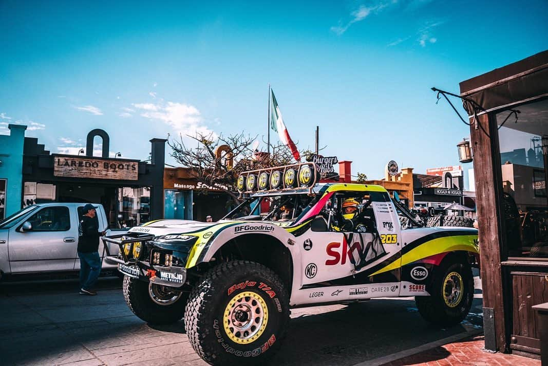 ジェンソン・バトンさんのインスタグラム写真 - (ジェンソン・バトンInstagram)「Good luck to everyone taking part in the Baja1000 today, have fun out there and be safe. Last year I raced with @rocket_msport which didn’t go to plan as we broke the diff at mile287 and spent 17hrs in the mountains before we got rescued by a heli, even with that it was still an amazing experience! #ThatsBaja Who thinks we should do it next year? #baja #baja1000 #offroading #dirt #trophytruck #spectt」11月21日 11時41分 - jensonbutton