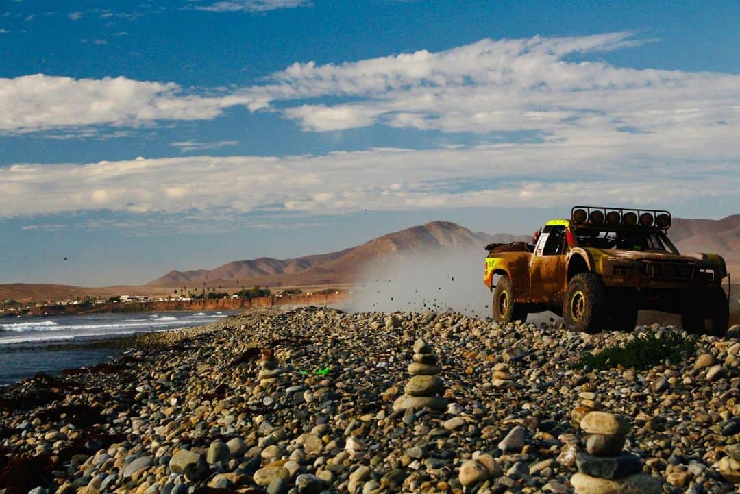 ジェンソン・バトンさんのインスタグラム写真 - (ジェンソン・バトンInstagram)「Good luck to everyone taking part in the Baja1000 today, have fun out there and be safe. Last year I raced with @rocket_msport which didn’t go to plan as we broke the diff at mile287 and spent 17hrs in the mountains before we got rescued by a heli, even with that it was still an amazing experience! #ThatsBaja Who thinks we should do it next year? #baja #baja1000 #offroading #dirt #trophytruck #spectt」11月21日 11時41分 - jensonbutton