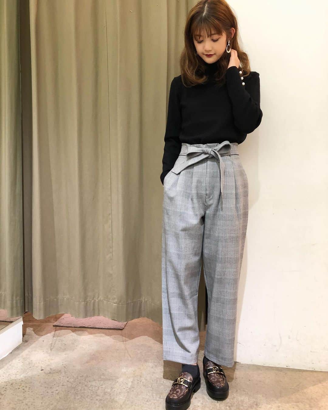 GATHER yamatoのインスタグラム：「手元のちらっとを 引き立たせるための コーディネート。 こういう服はヘアーも ダウンスタイルがいいですね _________________________  パール付きニット #ninamew 16500円 グレンチェックパンツ #ninamew 22000円 ローファー 30800円  全て税込み 全て #ninamew 持っているバッグは 今回のノベルティ！ 最高に可愛くて人気です✋ #まめっちカジュアル #まめっちコーディネート  #まめっちmeetsninamew」
