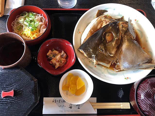 関西LIFE－homelife－のインスタグラム：「【京都府・伊根】 お魚がおいしい【レストラン舟屋】 . 舟屋群で有名な伊根町。その伊根町にある道の駅の２Fにあるお店です(^^) 私はあら煮定食をいただきました♪ 舟屋群を眺めながら美味しい食事をいただき、贅沢なひとときを過ごすことができました☆ . . @homelife_local では #homelife_京都 では京都のいいところを紹介していきます。みなさんの大好きな京都を教えてください。 . . #レストラン舟屋 #伊根 #舟屋 #舟屋群 #あら煮 #あら煮定食 #海 #定食 #道の駅舟屋の里伊根 #伊根の舟屋 #道の駅 #京都ランチ #グルメ #京都 #幸せ #京都グルメ #フードコート #京都女子会 #京都 #京都旅行 #京都観光 #そうだ京都行こう #観光 #旅行 #京都 #kyoto #japan #japantrip #japantrip2020」