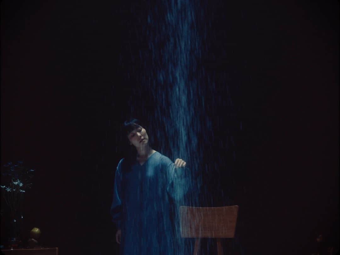 林響太朗さんのインスタグラム写真 - (林響太朗Instagram)「#ヨルシカ #風を食む #mv #music #video #direction #lumixs1h #blue #dance」11月21日 11時37分 - kyotaro_photo