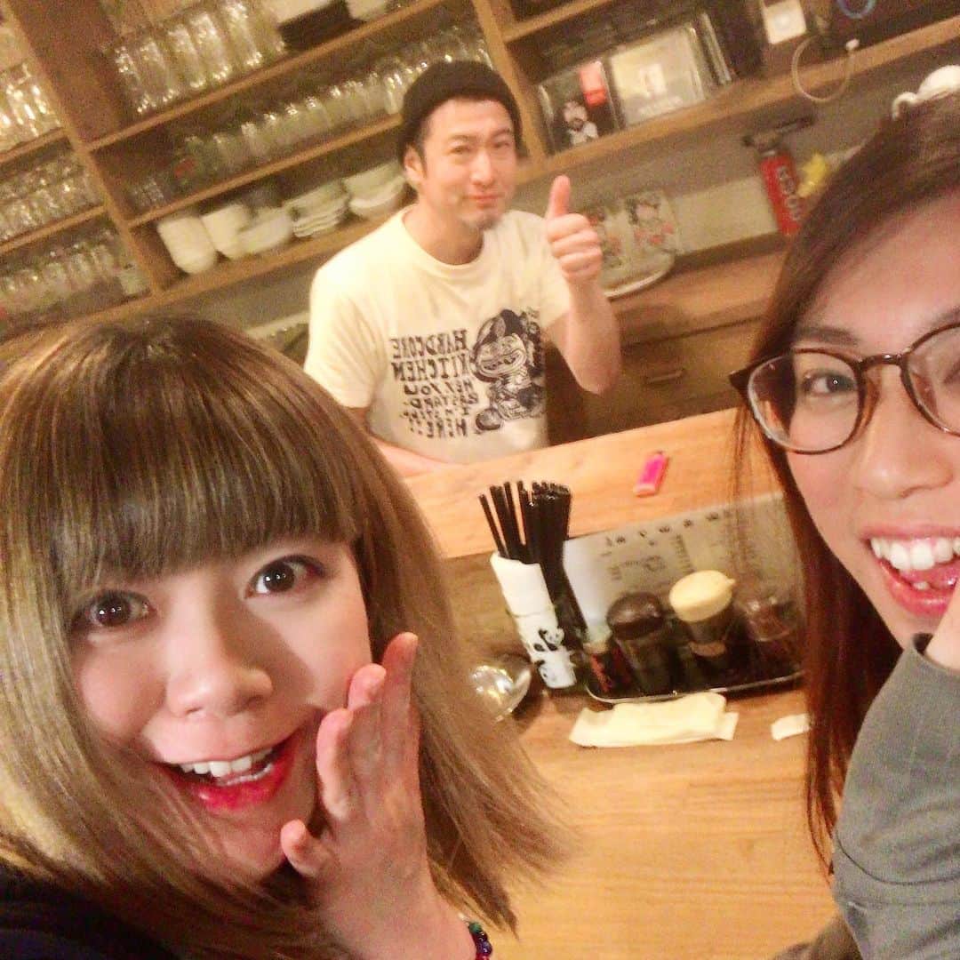 飴宮さゆりのインスタグラム：「先日京都は西院にあるエラマサさんに行って来ました🥰昔ココでアルバイトさせて頂いておりましたCANDYです🍭 店主の井上さんは伝説のバンドFirstAlertの元ベーシストさんで、超のつく程コレクター（レコードに限らず色んな物の）お店は美味しい刺身をお手頃に食べられるお店として大人気です‼️銘魚とか、珍魚とか言われる珍しいお魚と出会える素晴らしい酒場です👍🍺チューハイにもこだわっておられて、甘くないレモンサワーは絶品ですよ🍋 京都で刺身×酒×PUNKならここ✊✨ 今は外食は厳しい状況かもしれませんが予約も出来るので是非足を運んでみて下さい🤩 ・ 店主さんは今みうらじゅんさんに大ハマりしておられるそうで頭の半分以上みうらじゅんさんの事で頭が一杯らしいです😂冷マの話とかカニパンフの話で大笑いさせて頂きました🤣❤️ いつかみうらじゅんさんご本人がお店に来てくださる事を願ってまーす🙌🍭✨ #京都 #グルメ#西院 #エラマサ #酒場 #居酒屋 #チューハイ #刺身 #PUNK #コレクター #珍品 #珍魚 #みうらじゅん #様是非ともお待ちしております #とか書いたら本当に来てくれるかもしれないーと淡い期待をしてみたり #エラマサメンバー大好き #最高の友達」