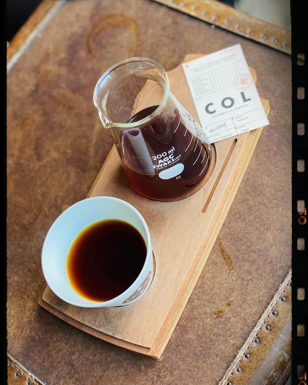滝沢沙織さんのインスタグラム写真 - (滝沢沙織Instagram)「神保町にある「グリッチコーヒー&ロースターズ」とゆうお店に行ってきました。日頃、コーヒーを飲む私。こだわりコーヒー店には行ったことがなかったが、雑誌で見て気になり行ってみました。ここのコーヒーは浅煎りのようで、お店の方オススメのコーヒーcolombia cauca el paraisoを飲んでみた。浅煎りは酸味が強いイメージがあり、苦手かも？と、思ったけれど、このコーヒー❗️フルーティーで果実のような味わい。酸味も気にならずゴクゴクと飲めてしまう。新しいコーヒーに出会った気がする。もっといろんなコーヒーを飲んでみたくなった✨☕️ #滝沢沙織 #コーヒー #グリッチコーヒー @glitch_coffee  #神保町店 #なんか映える（笑） #フルーティーな味わい #新しいコーヒーと出会った」11月21日 11時46分 - saori_takizawa.official