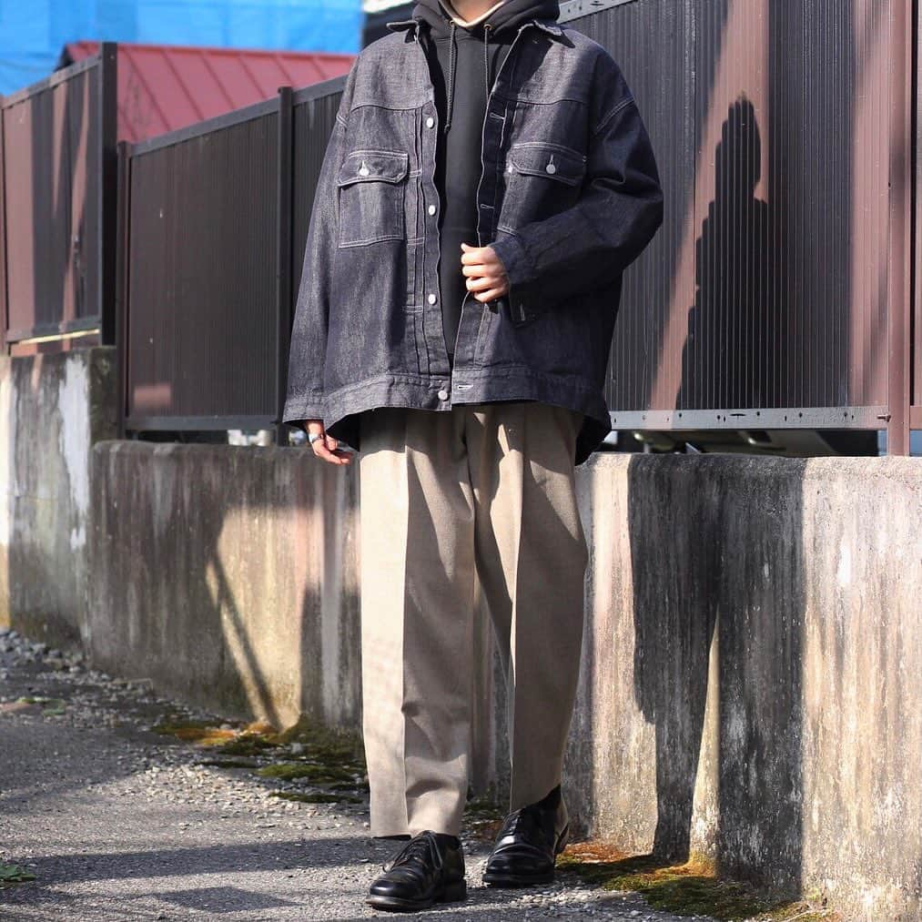 のインスタグラム：「styling  TOPS.#graphpaper  INNER.#camber PANTS.#marka SHOES.#auralee  ﻿ ﻿ ご注文、又は問い合わせはDMにてご連絡ください。﻿ ------------------------------﻿ ﻿ ARK STATES/ARK VINTAGE﻿ ﻿ 栃木県宇都宮市伝馬町1-17 1F﻿ ﻿ TEL:028-688-8895﻿ @arknets_official  #arkstates#fashion#styling #ファッション #宇都宮#セレクトショップ#arknets」