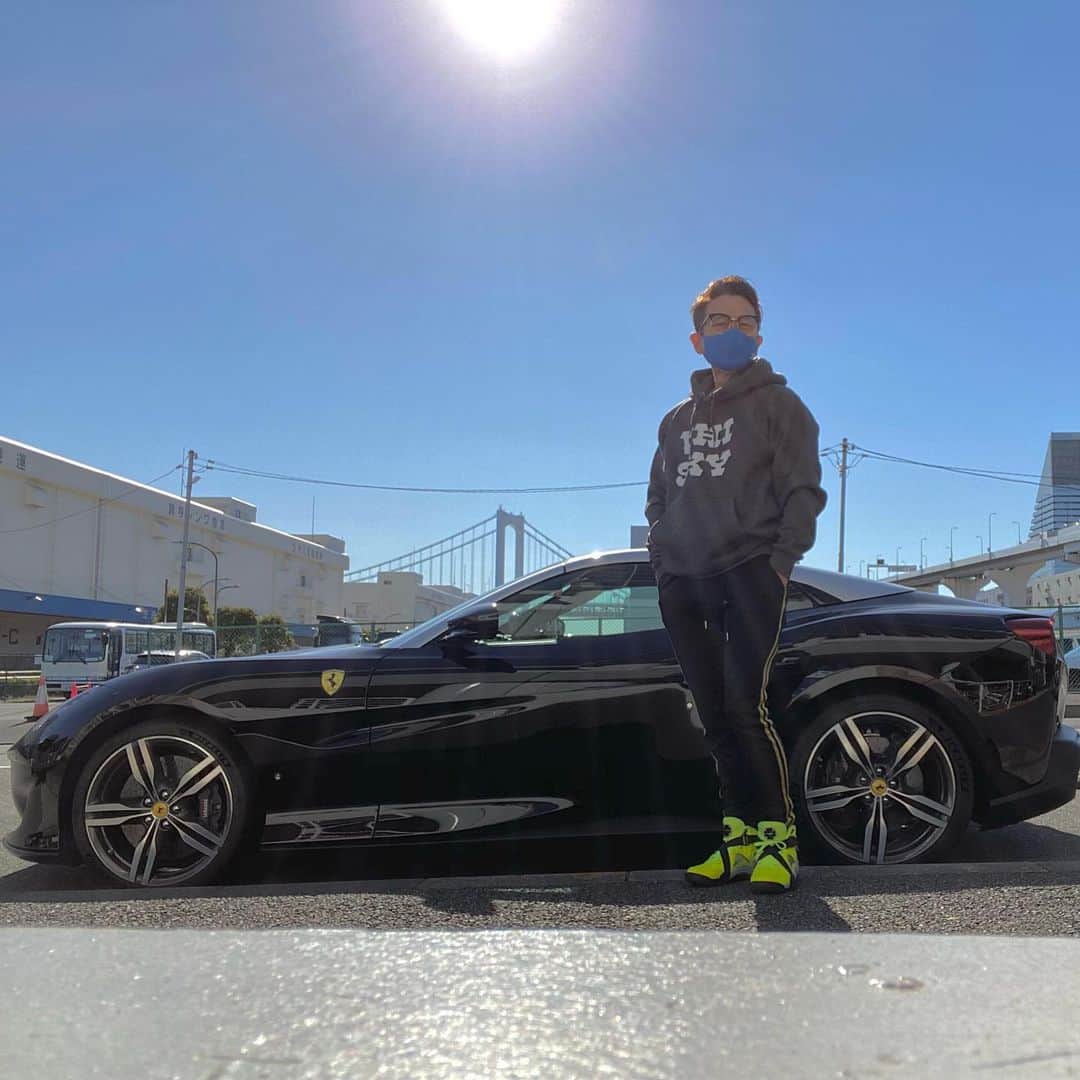 伊津野亮さんのインスタグラム写真 - (伊津野亮Instagram)「連休いかが1.2.3 今日は久しぶりに 跳ね馬🏇くんと 人馬一体 ツーリングなう！ #ポルトフィーノ  #フェラーリ  まあ人気になるのは分かる 乗りやすい🍁 高いけど跳ね馬の中では 廉価版？街乗り最適 後ろにも 子供乗れる！ スペックもV8ターボ 500跳ね馬！ プレミア価格だからね オープンにするのも速い！ サウンド→フェラーリ ゴリゴリ系を卒業したら このカテゴリーかと ちなみにおいくらですか？ なるほど 明日返事します！」11月21日 11時52分 - ryoizuno