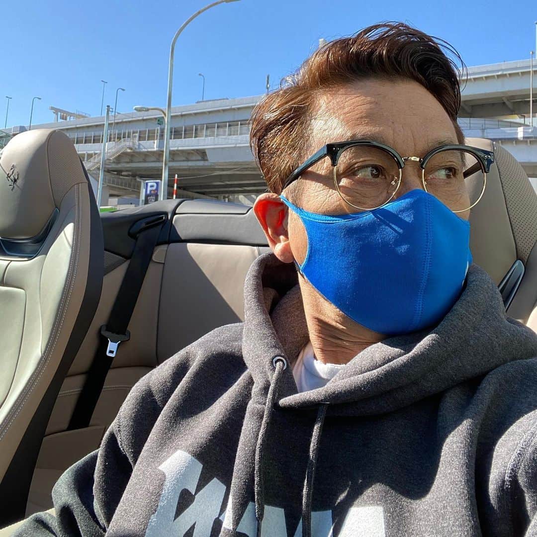 伊津野亮さんのインスタグラム写真 - (伊津野亮Instagram)「連休いかが1.2.3 今日は久しぶりに 跳ね馬🏇くんと 人馬一体 ツーリングなう！ #ポルトフィーノ  #フェラーリ  まあ人気になるのは分かる 乗りやすい🍁 高いけど跳ね馬の中では 廉価版？街乗り最適 後ろにも 子供乗れる！ スペックもV8ターボ 500跳ね馬！ プレミア価格だからね オープンにするのも速い！ サウンド→フェラーリ ゴリゴリ系を卒業したら このカテゴリーかと ちなみにおいくらですか？ なるほど 明日返事します！」11月21日 11時52分 - ryoizuno