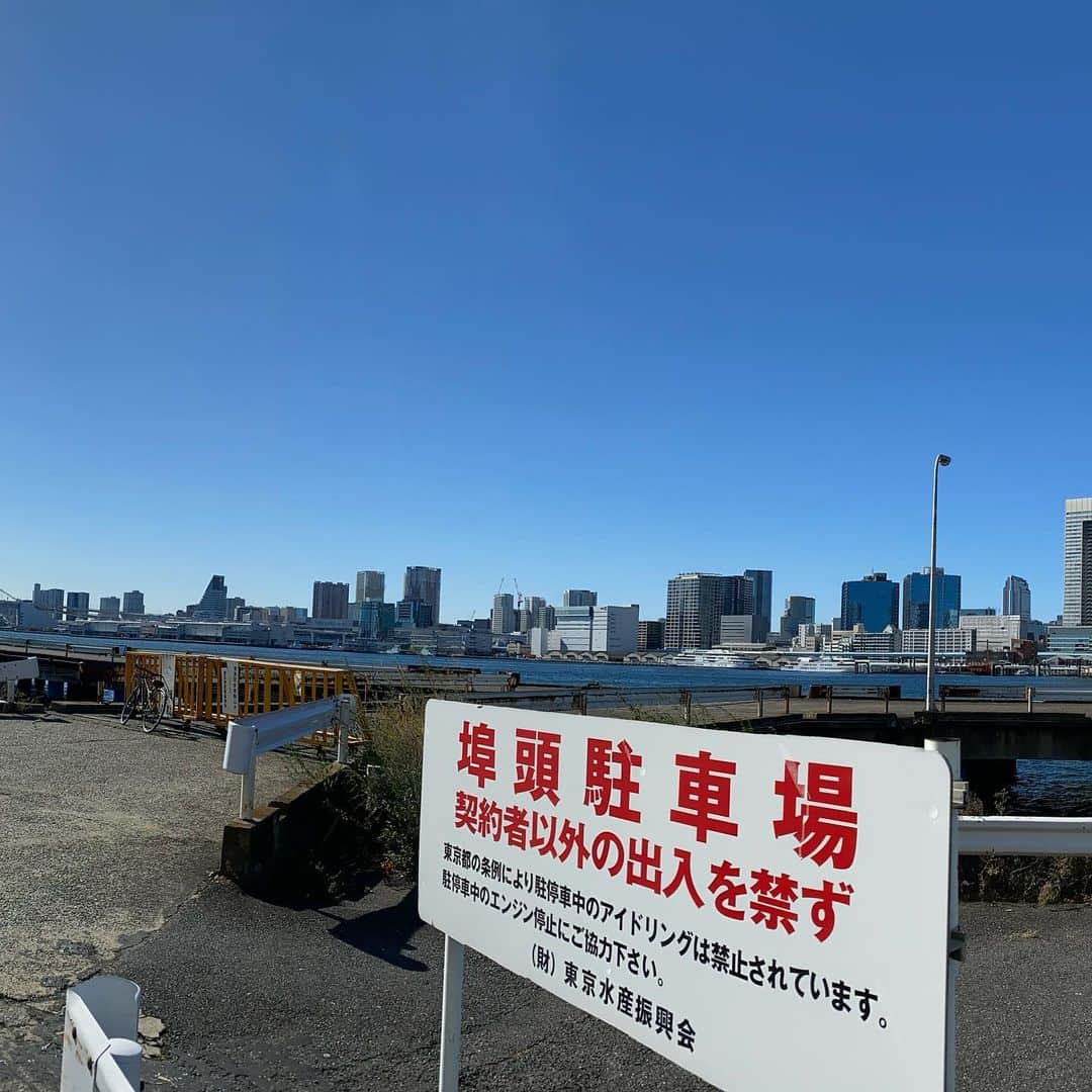 伊津野亮さんのインスタグラム写真 - (伊津野亮Instagram)「連休いかが1.2.3 今日は久しぶりに 跳ね馬🏇くんと 人馬一体 ツーリングなう！ #ポルトフィーノ  #フェラーリ  まあ人気になるのは分かる 乗りやすい🍁 高いけど跳ね馬の中では 廉価版？街乗り最適 後ろにも 子供乗れる！ スペックもV8ターボ 500跳ね馬！ プレミア価格だからね オープンにするのも速い！ サウンド→フェラーリ ゴリゴリ系を卒業したら このカテゴリーかと ちなみにおいくらですか？ なるほど 明日返事します！」11月21日 11時52分 - ryoizuno