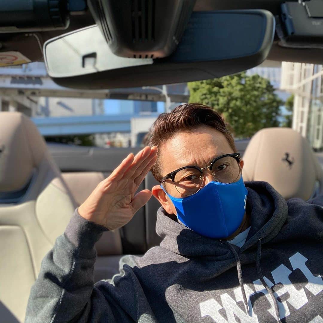伊津野亮さんのインスタグラム写真 - (伊津野亮Instagram)「連休いかが1.2.3 今日は久しぶりに 跳ね馬🏇くんと 人馬一体 ツーリングなう！ #ポルトフィーノ  #フェラーリ  まあ人気になるのは分かる 乗りやすい🍁 高いけど跳ね馬の中では 廉価版？街乗り最適 後ろにも 子供乗れる！ スペックもV8ターボ 500跳ね馬！ プレミア価格だからね オープンにするのも速い！ サウンド→フェラーリ ゴリゴリ系を卒業したら このカテゴリーかと ちなみにおいくらですか？ なるほど 明日返事します！」11月21日 11時52分 - ryoizuno