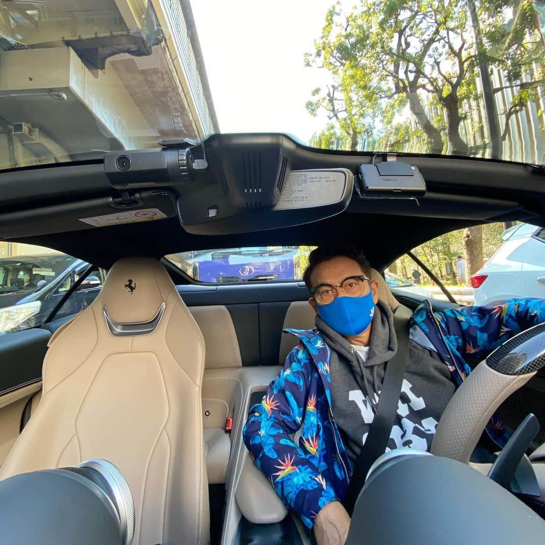 伊津野亮さんのインスタグラム写真 - (伊津野亮Instagram)「連休いかが1.2.3 今日は久しぶりに 跳ね馬🏇くんと 人馬一体 ツーリングなう！ #ポルトフィーノ  #フェラーリ  まあ人気になるのは分かる 乗りやすい🍁 高いけど跳ね馬の中では 廉価版？街乗り最適 後ろにも 子供乗れる！ スペックもV8ターボ 500跳ね馬！ プレミア価格だからね オープンにするのも速い！ サウンド→フェラーリ ゴリゴリ系を卒業したら このカテゴリーかと ちなみにおいくらですか？ なるほど 明日返事します！」11月21日 11時52分 - ryoizuno