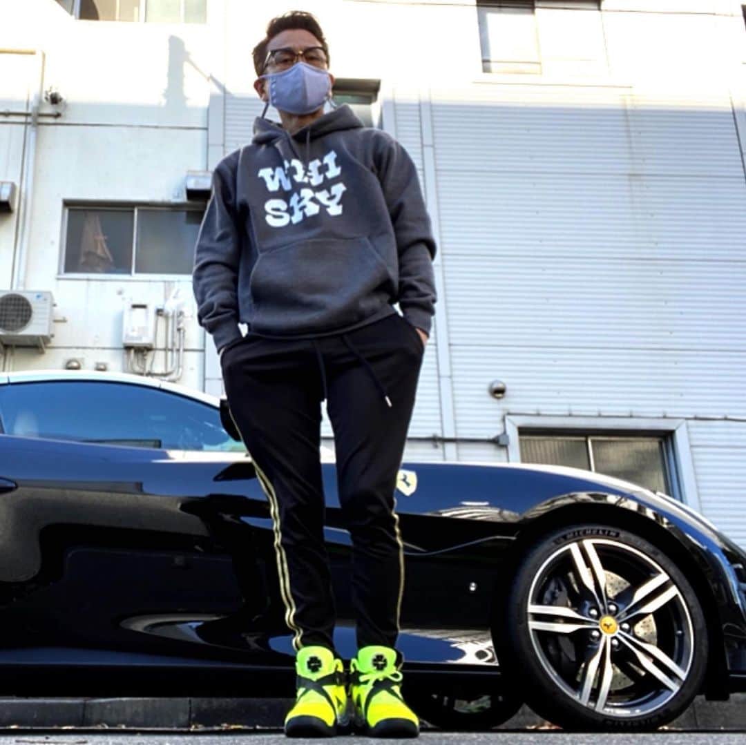 伊津野亮さんのインスタグラム写真 - (伊津野亮Instagram)「連休いかが1.2.3 今日は久しぶりに 跳ね馬🏇くんと 人馬一体 ツーリングなう！ #ポルトフィーノ  #フェラーリ  まあ人気になるのは分かる 乗りやすい🍁 高いけど跳ね馬の中では 廉価版？街乗り最適 後ろにも 子供乗れる！ スペックもV8ターボ 500跳ね馬！ プレミア価格だからね オープンにするのも速い！ サウンド→フェラーリ ゴリゴリ系を卒業したら このカテゴリーかと ちなみにおいくらですか？ なるほど 明日返事します！」11月21日 11時52分 - ryoizuno