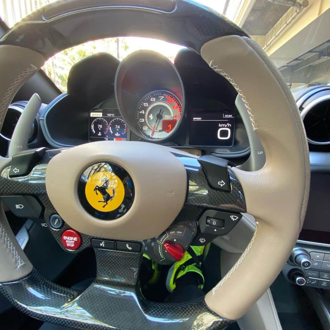 伊津野亮さんのインスタグラム写真 - (伊津野亮Instagram)「連休いかが1.2.3 今日は久しぶりに 跳ね馬🏇くんと 人馬一体 ツーリングなう！ #ポルトフィーノ  #フェラーリ  まあ人気になるのは分かる 乗りやすい🍁 高いけど跳ね馬の中では 廉価版？街乗り最適 後ろにも 子供乗れる！ スペックもV8ターボ 500跳ね馬！ プレミア価格だからね オープンにするのも速い！ サウンド→フェラーリ ゴリゴリ系を卒業したら このカテゴリーかと ちなみにおいくらですか？ なるほど 明日返事します！」11月21日 11時52分 - ryoizuno