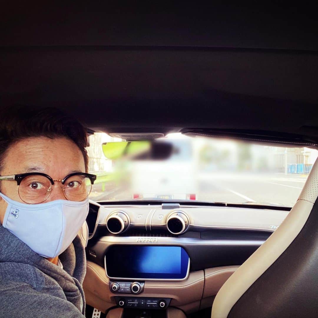 伊津野亮さんのインスタグラム写真 - (伊津野亮Instagram)「連休いかが1.2.3 今日は久しぶりに 跳ね馬🏇くんと 人馬一体 ツーリングなう！ #ポルトフィーノ  #フェラーリ  まあ人気になるのは分かる 乗りやすい🍁 高いけど跳ね馬の中では 廉価版？街乗り最適 後ろにも 子供乗れる！ スペックもV8ターボ 500跳ね馬！ プレミア価格だからね オープンにするのも速い！ サウンド→フェラーリ ゴリゴリ系を卒業したら このカテゴリーかと ちなみにおいくらですか？ なるほど 明日返事します！」11月21日 11時52分 - ryoizuno