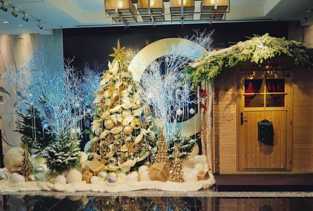 ホテル ニューオータニさんのインスタグラム写真 - (ホテル ニューオータニInstagram)「毎年大人気のフォトスポット、メインロビーのクリスマスデコレーションが始まりました！今年は「サンタハウス」も登場。その中の様子を、次の投稿でご紹介いたします。   @hotelnewotanitokyo プロフィールのURLより、クリスマス特設ページをご覧いただけます🎄✨  Christmas decor has appeared in our lobby🎄✨﻿ Tag @hotelnewotanitokyo to share your images with us!」11月21日 11時53分 - hotelnewotanitokyo
