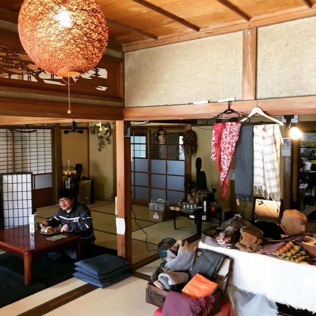 山川のりをのインスタグラム：「本日は福山市mercy mercy彷徨うカレーにてギターパンダ  ライブです。14時から1500円です。mercy mercyの開店1周年おめでたいから魅惑のワンマンショー！ お近くの方は慎重に会いにきてアイニージュー！」