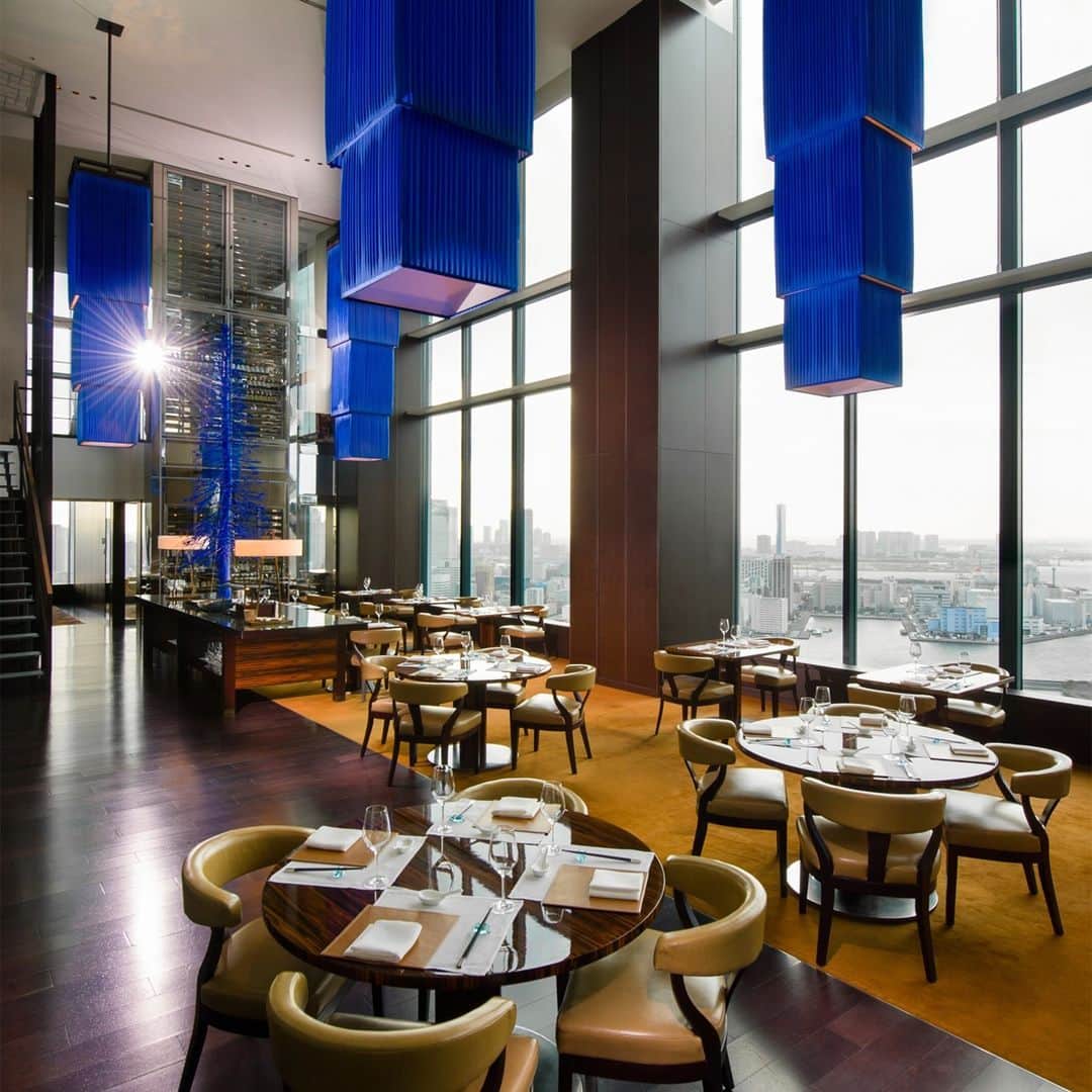 Conrad Tokyoさんのインスタグラム写真 - (Conrad TokyoInstagram)「数々の賞に輝くアルバート・ツェによる斬新なモダンチャイニーズをお楽しみいただけます。 Dine on Award-Winning cuisine while appreciating the skyline view through floor-to-ceiling windows.  Share your own images with us by tagging @conrad_tokyo ————————————————————— #コンラッド東京 #コンラッド #ステイケーション #中国料理 #チャイナブルー #広東料理 #ワイン #汐留ランチ #新橋ランチ #銀座ランチ #ConradTokyo #Conrad #Tokyo #chainablue #chinese #cuisine #shiodome #shimbashi #ginza」11月21日 12時00分 - conrad_tokyo