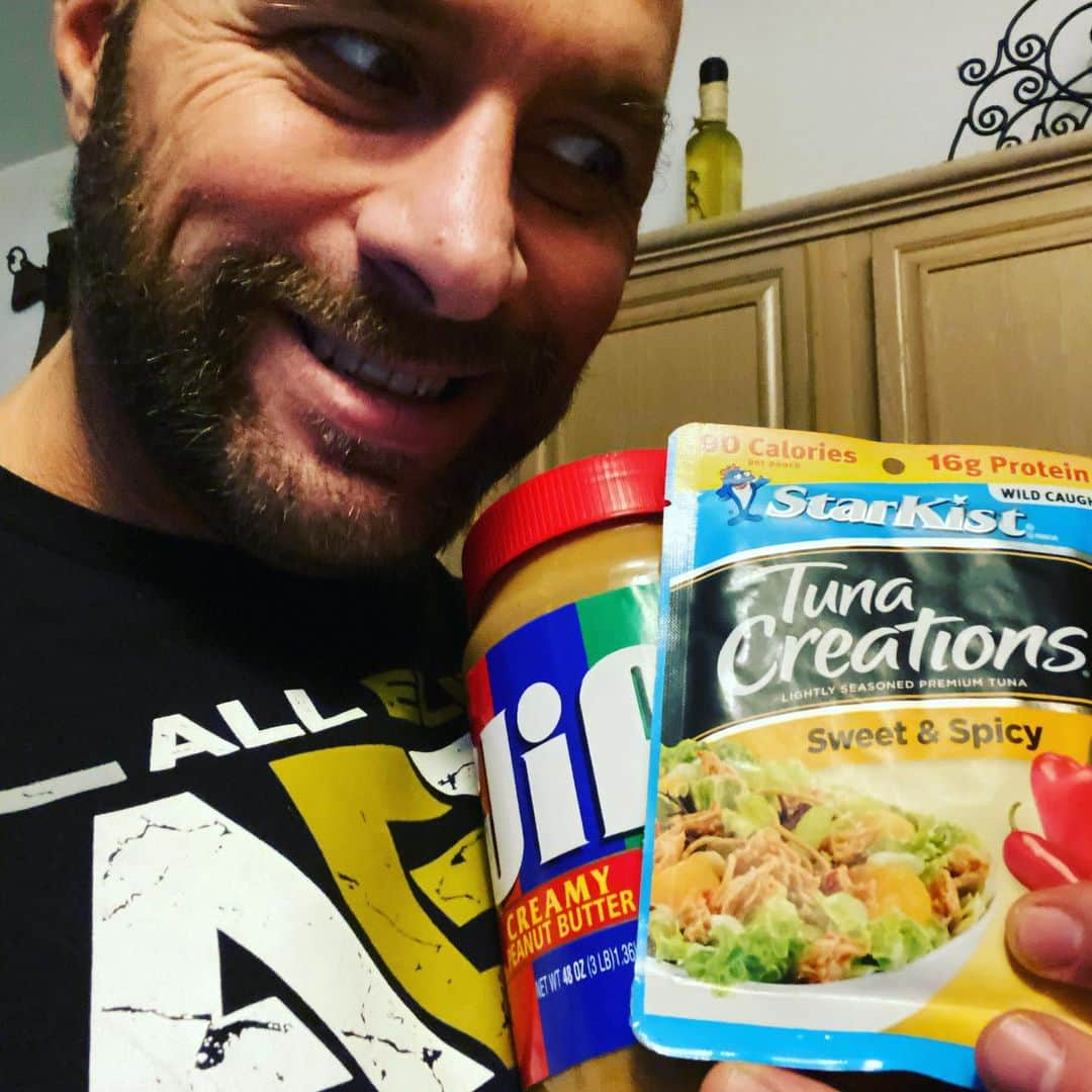 ランス・アーチャーさんのインスタグラム写真 - (ランス・アーチャーInstagram)「YUMMY!!!!! #snacktime #murderhawksnack #pb #tuna #protein」11月21日 12時01分 - lance_hoyt