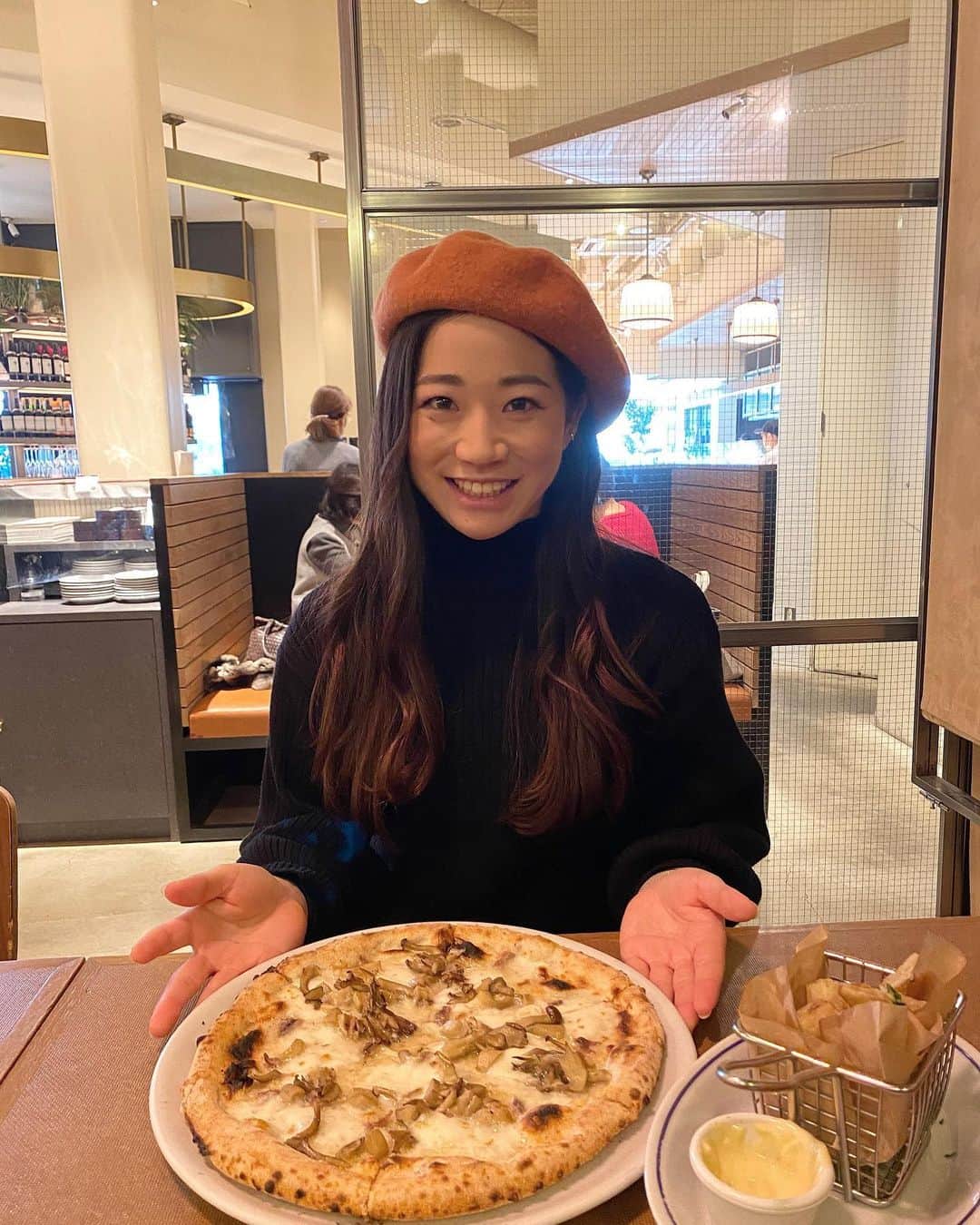 吉冨愛子 のインスタグラム：「クワトロチーズベースに アンチョビとキノコをトッピングした結果 最高に美味しかった👌👌 フンギ🍄(言いたいだけ)  #表参道 #ランチ #表参道ランチ #東京 #ピザ #フンギ #クワトロフォルマッジ #アンチョビ #omotesando #lunch #美味」