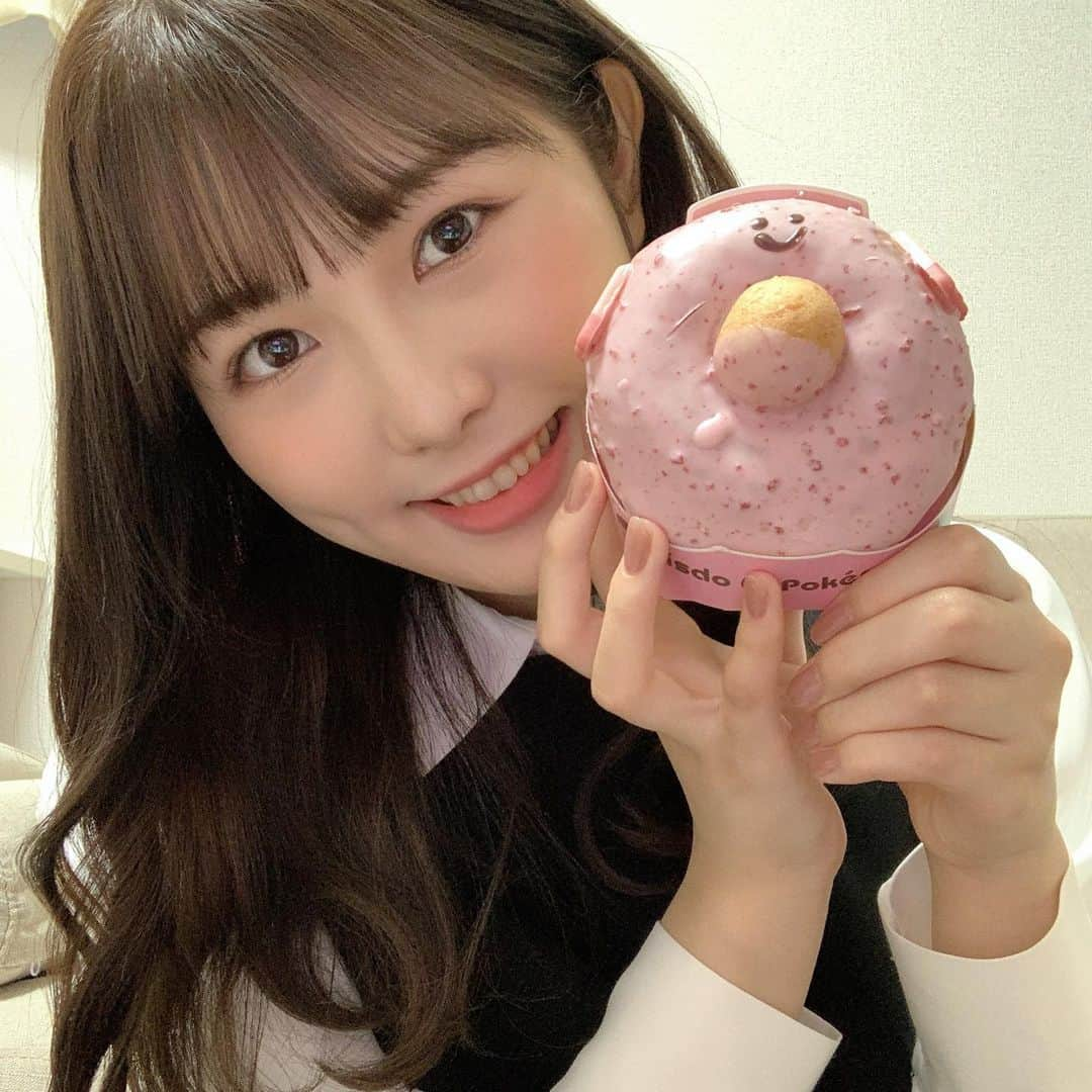 横島亜衿さんのインスタグラム写真 - (横島亜衿Instagram)「念願ミスド×ポケモン🥰 可愛くて可愛くて食べるのが勿体無いくらいです、、(食べますが) 嬉しすぎてめちゃくちゃるんるんで帰宅しました〜  ちなみにネイル変えました、シンプルで可愛い〜❣️ @__________ikm さんいつもありがとうございます♡」11月21日 12時16分 - _aeri_yokoshima