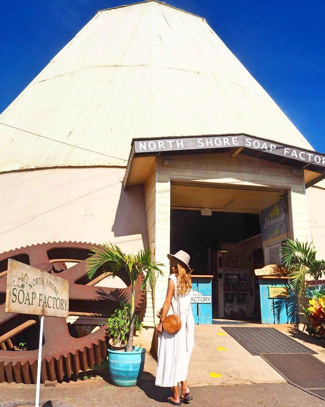 shihoのインスタグラム：「🤍🧼🤍🧼🤍 ・ 📍North Shore Soap Factory ・ オールナチュラルのソープと ボディケア商品が販売されている 『ソープ・ファクトリー』 ・ ズラッと並んだ カラフルなソープたちにわくわく♡ 行くとオイルとソープはマストで買うょ🥰 オールナチュラルだから お肌にとってもいいからすき♡ そしてMade in Hawaiiというのも魅力的。 メイドインハワイにはやっぱり弱い。笑 ・ #hawaii#islandofoahu#oahu#ハワイ#trip #オアフ島#travel#loco_hawaii#travel_jp #funtorip#タビジョ#旅MUSE#genic_travel #genic_mag#たびねす#旅行#genic_hawaii #soapfactory#northshore#soap#oahuhawaii #tabijyomap_hawaii#lealeahawaii#2020」
