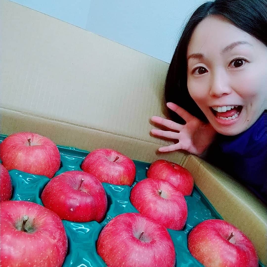 のインスタグラム：「りんご〜🍎🍎🍎  贈り物って嬉しいですね😍💕💕  この時期恒例の🍎りんご冷蔵庫🍎の完成です(੭ु ›ω‹ )੭ु⁾⁾♡  今年は毎年恒例の果物狩りができなかったので、贈ってもらったおかげで食べれて幸せ(*˘︶˘*).｡*♡  #りんご #フルーツ #大好き #冷蔵庫がりんご専用に変身 #りんご専用冷蔵庫 #贈り物 #プレゼント #嬉しい #幸せ #果物狩り行きたかったなぁ〜 #今年は大人しく #引き籠もり  #悠木あやね #AyaneYuki #YukiAyane #カプセルエージェンシー #capsuleagency #AV女優 #セクシー女優 #アダルト女優 #女優 #モデル #asiangirls #asiandoll #asianbeauty #asiansexy #japanese #japanesegirl #japanesegirls #model」