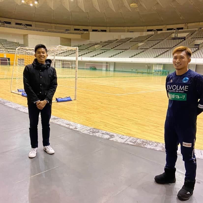 五十幡裕介さんのインスタグラム写真 - (五十幡裕介Instagram)「いよいよ明後日！フットサルのFリーグ、﻿ エスポラーダ北海道vs Y.S.C.C.横浜の試合を、 北海道きたえーるから生中継します！ 選手全員が北海道出身「道産子」のエスポラーダ。 練習にお邪魔しお話を聞いた後、「写真を撮りましょう！」と 声を掛けてくれたのが、三浦憂選手(背番号18)です。 幕別町出身の三浦選手は、 福岡ソフトバンクホークスの古谷優人投手と幼なじみ。 以前のお互いの実家は100メートルほどしか離れておらず、 今でも年末年始に地元で会い、初詣にも出かける間柄だそう。 「お互い有名になって長く活躍できるようにしたい」と、 競技は違えど刺激し合っています。 そんな三浦選手の持ち味は、アグレッシブなプレー。 コロナの影響もあり、「今まで生きてきた中で 上半身も下半身も一番筋力トレーニングをした」と話すほど、 体をいじめ抜いてきました。 「外国人選手にも当たり負けていたのが、 吹っ飛ばされないようになった」と、成果を実感。 さらに、昨シーズンは33試合で4得点でしたが、 「ここまで11試合で4点取れているので結果は出せている」と、 シュートへの意識向上が結果にも結びついています。 「ホームゲームだしテレビ中継もあるので、勝ち試合を見せたい。 ゴールを決めるところを見せたい」と意気込む 三浦憂選手にも注目してご覧下さい！ 【番組情報】 「Fリーグ2020-2021ディビジョン1 エスポラーダ北海道vs Y.S.C.C.横浜」 明後日23日(月)午後2時50分から生中継！ 解説：神敬治(エスポラーダ北海道U-18監督)、実況：五十幡裕介  #フットサル #Fリーグ #エスポラーダ北海道 #選手 全員が #北海道 出身 #道産子 #オール北海道 #三浦憂 選手 #背番号 #18 #幕別町 出身 #福岡 #ソフトバンク #ホークス #古谷優人 投手と #幼なじみ #1日 の #大阪 戦 #残り1.3秒で #同点ゴール #最後の最後まで #諦めない #ゴール #期待しています！ #昨日 も #取材 に行ってきました #HTB #アナウンサー #五十幡裕介 #実況」11月21日 12時13分 - htb_isohatayusuke