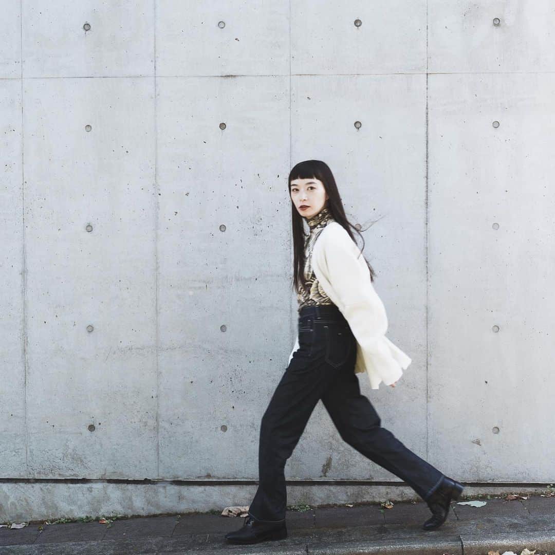 市川渚のインスタグラム：「STAMPとコラボで作らせていただいたnagiko modelのデニムの受注がスタートしました！﻿ ﻿ https://stamp-tokyo.com/products/nagiko-model-1?variant=32684474564679﻿ ﻿ 自宅にいる時間が増えた2020年、オンラインMTGでは上半身しか映らないしボトムは手を抜いて大丈夫、なんて思う反面、いつでもさまになる服を着ていたい気持ちもある。そんなニューノーマルな毎日に寄り添う、楽ちんだけれど、いつでもサマになるデニムを作ってみました。少し薄手のファブリックを使ったので、真冬に外で履くにはちょっと寒いかもしれませんが😅家でも窮屈感なく履けて、ちょっとした外出時はばっちりキマる1枚になってると思います👖 ﻿ nagiko modelにはノベルティとして、タイベック製のポーチが付いてくるのですが（写真4,5枚目）光に当てないとわからないレベルのw プリントは文字色は私が勝手にnagiko whiteと呼んでいるホワイトをPANTONEで指定させてもらってます😂文字の意味は、先日のイベントでお話ししているので、気になる方はSTAMPのnoteで公開されているイベントのレポートやアーカイブの動画をみてみてください〜﻿ ﻿ https://note.com/stamp_tokyo/n/nd6c27a6d1258﻿ ﻿ STAMPは「3Dスキャンによるサイズデータを基に自分ぴったりサイズのデニムが購入できる」というところがポイントなので、どうしても初回の計測が必要になってしまうのですが、サンプルは明日からb8ta Yurakuchoでご覧いただけるので、サンプルご覧いただくついでにb8ta Yurakuchoに設置されている無人のスキャンボックスで計測していただくと良いのではないでしょうか〜  無人で接客を受けずにスキャンできるので、今の時期も安心かと……東京以外の方は、もし受注期間中に東京にいらっしゃるような機会があれば、ぜひ。STAMPは新しい服を買うということだけでなく、3Dスキャン含め一連の体験がユニークで楽しいので、ぜひこれを機会に色々な方に体験してみてほしい🙆‍♀️  #stampby#stamptokyo」