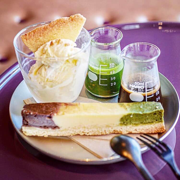 のインスタグラム：「［#cafemiru_京都］﻿ ——————————————————————﻿ ひとときを、紡いでくれる😌「紡 cafe」﻿ ﻿ 抹茶・ミルク・エスプレッソ それぞれにこだわりを持って作られたアフォガードと、その3つの味を楽しめるチーズケーキは要チェックですよっ😉🌷﻿ ﻿ ☑グリーンティーラテプレッソアフォガード🌿﻿ ☑グリーンティーマーブルチーズケーキ🧀﻿ ※販売状況は事前にお店へご確認ください。﻿ ﻿ 📍紡 cafe﻿ ⚪︎住所 / 京都府京都市下京区東塩小路町684﻿ ⚪︎営業時間 / 【月〜金】9:00〜20:00【土・日】9:00〜18:00﻿ ⚪︎定休日 / 不定休﻿ ⚪︎アクセス / 京都駅より徒歩10分﻿ ﻿ 【#cafemiru_Kyoto】﻿ 📍tsumugi cafe﻿ ◎Open Hours / 【MON-FRI】9:00〜20:00【SAT&SUN】9:00〜18:00﻿ ◎closest station / 「Kyoto」﻿ ﻿ ☕️ @tsumugicafe_kyoto﻿ 📷 @happy_pinkrose_tiara﻿ ———————————————————﻿ Cafemiruでは「#インスタ探検隊」or「#cafemiru」をタグ付けしているカフェ写真から、運営スタッフが厳選してご紹介しています👀🔍 ﻿ ￼」