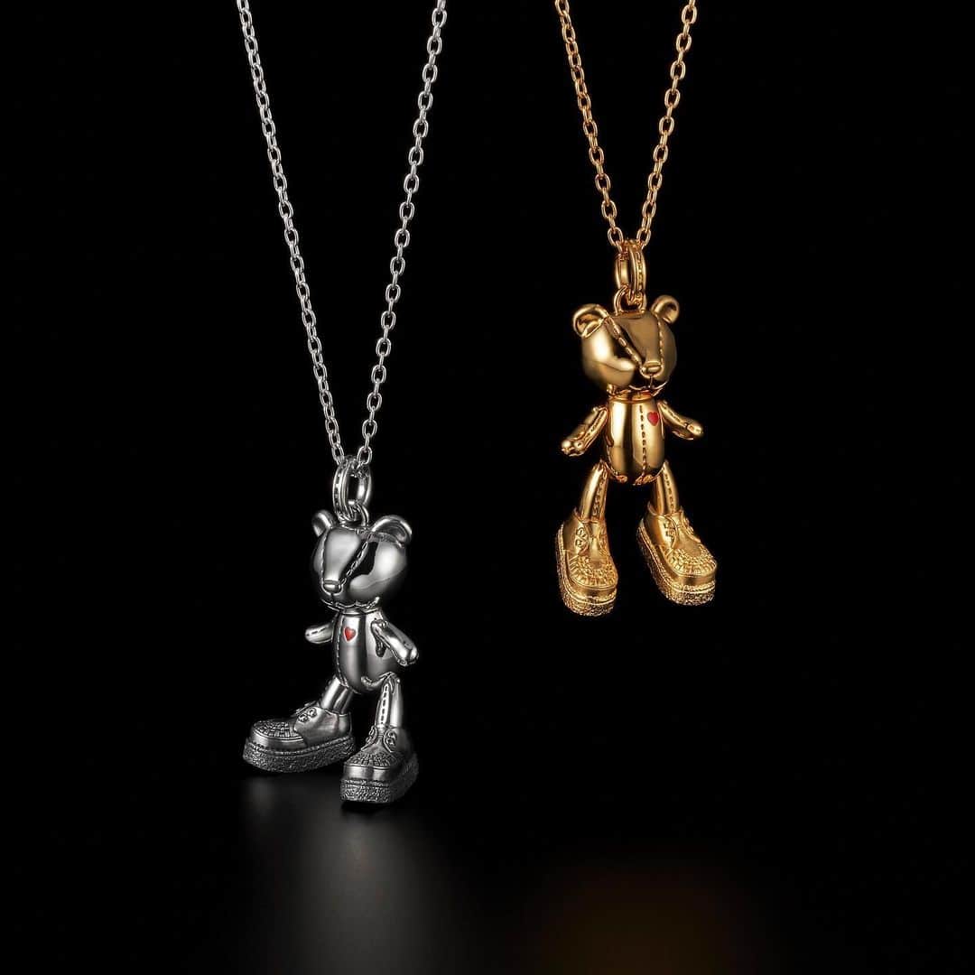 ジャスティンデイビスのインスタグラム：「2020 AW COLLECTION   “BIG NOISE BOY” Necklace ⠀ クリーパーシューズを履いたジャスティン デイビス ベア、ビッグノイズボーイ 、顔と手足は可動、シューズの再現性、ブランドならではの遊び心に溢れる。 ⠀ #justindavis  #ジャスティンデイビス」