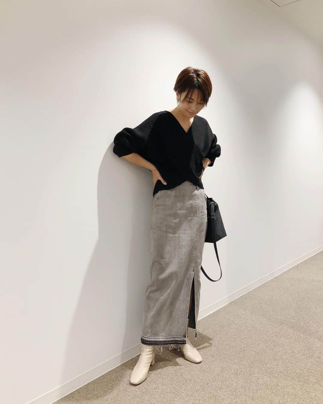 小山田早織さんのインスタグラム写真 - (小山田早織Instagram)「撮影おわりに📸 ﻿ #knit...#ezick﻿ #skirt...#ezick﻿ #bag...#acnestudios  #shoes...#gallardagalante  #coat...#ezick﻿ ﻿ クロスニットの下はタンクです🥋﻿  Tシャツやタートルとのレイヤードも出来て着回し力が高く便利なニットです🙆‍♂️ ﻿」11月21日 12時28分 - saorioyamada