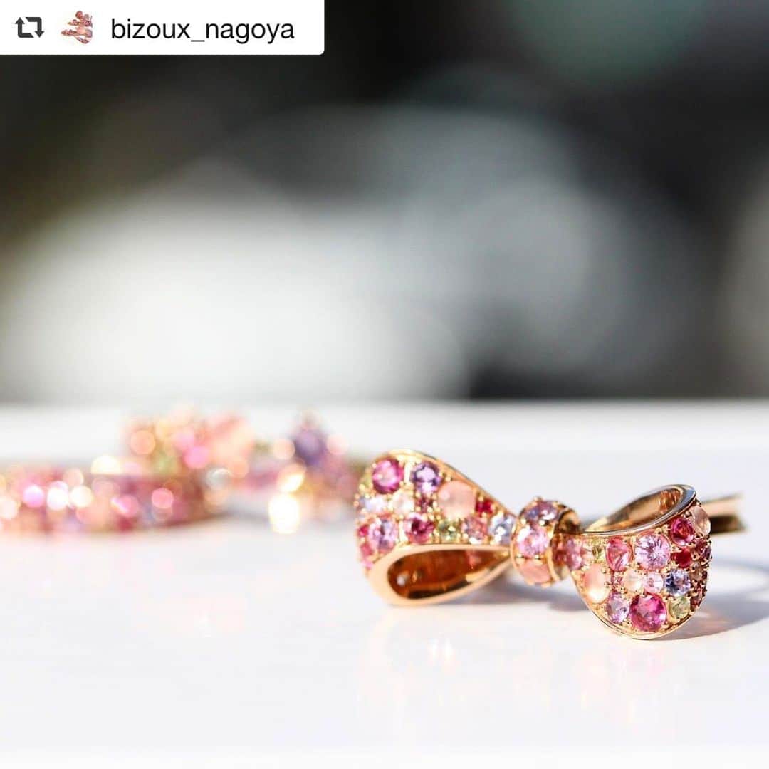 ビズーさんのインスタグラム写真 - (ビズーInstagram)「本日は、名古屋店の投稿から。  可愛く、愛らしいピンクのパヴェリングを集めました！  中でも桜色のリュバンは11種、55石の宝石がリボンを彩り、どこから見ても華やか♪  真っ白なセーターに合わせて、冬のコーディネートの出来上がりです！  @bizoux_nagoya  ． ． ． #bizoux #ビズー #jewelry #ジュエリー #birthstone #誕生石 #fashion #ring #リング #ネックレス #ピアス #自由が丘 #銀座 #大阪心斎橋 #新宿 #神戸 #名古屋 #仙台 #日本橋」11月21日 12時28分 - bizoux_jewelry