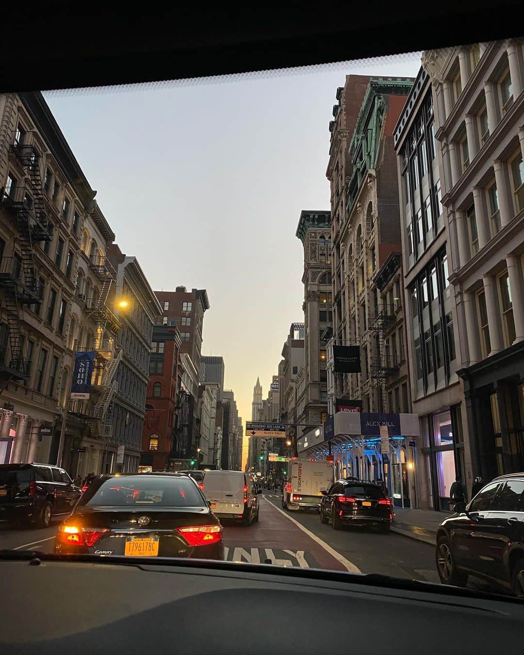 ベラ・ハディッドさんのインスタグラム写真 - (ベラ・ハディッドInstagram)「Almost 8 years of living here and it never gets old . Love affair with nyc」11月21日 12時29分 - bellahadid