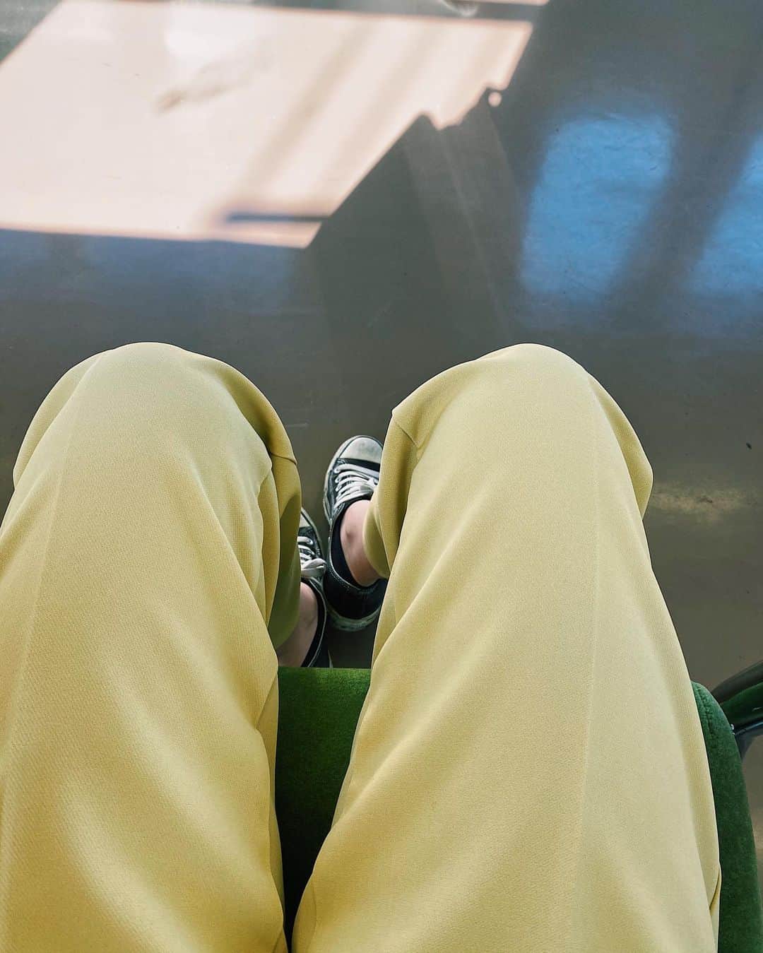 黒澤かなえさんのインスタグラム写真 - (黒澤かなえInstagram)「@randeboo_official で買ったパンツ 早速履いてきたけどいい感じ @masami_macho thankyou🤍  いやしかし パンツばかり目についてパンツばかり買う トップスがない〜 また今回もトップス探しに行って トップスに巡り会えず。。  ．  #pant#yellow#bottom#fashion#casual#slacks#sneaker#colorpant」11月21日 12時34分 - k_kana